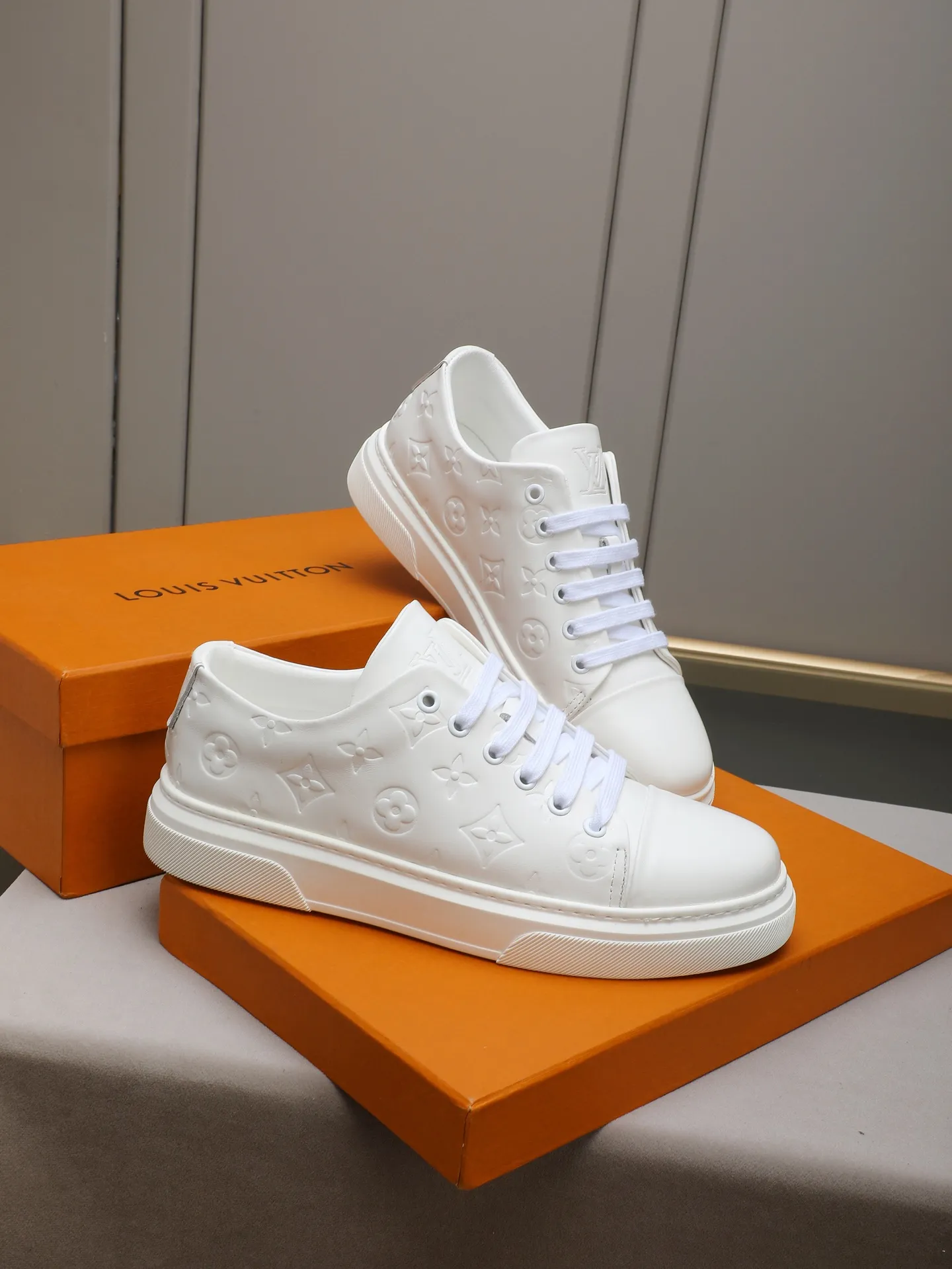 The main model 👍👍👍P420 is the new LOUIS VUITTON [Luden Yiwei]——LV upper [Lv]🇮🇹Imported first-layer cowhide embossed🇩🇪Inside imported sheepskin lining ➕Non-slip and wear-resistant outsole. Every man's identity is reflected in his elegant and stable upper shoes🚶🏻🚶🏻📯 No matter the wind or rain, the shoe last remains unchanged and can stand the test of time🔍️. ——Code number: 38-44 (45 can be customized)